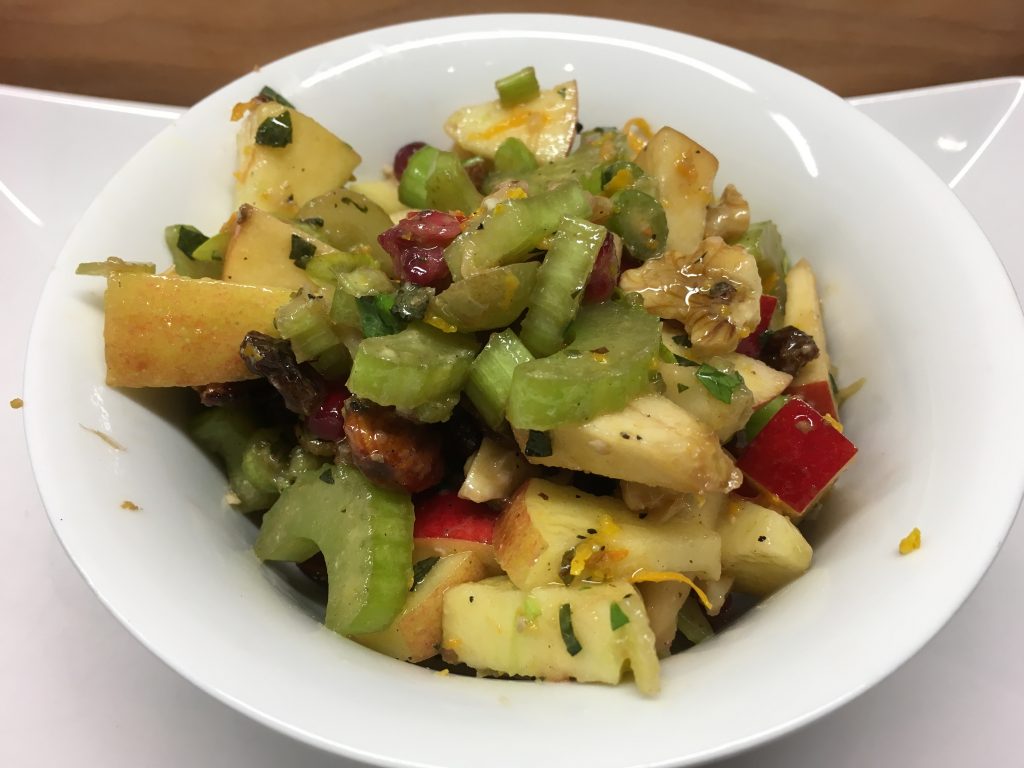 Sellerie Salat mit Apfel, Rosinen, Mandeln und Granatapfelkernen