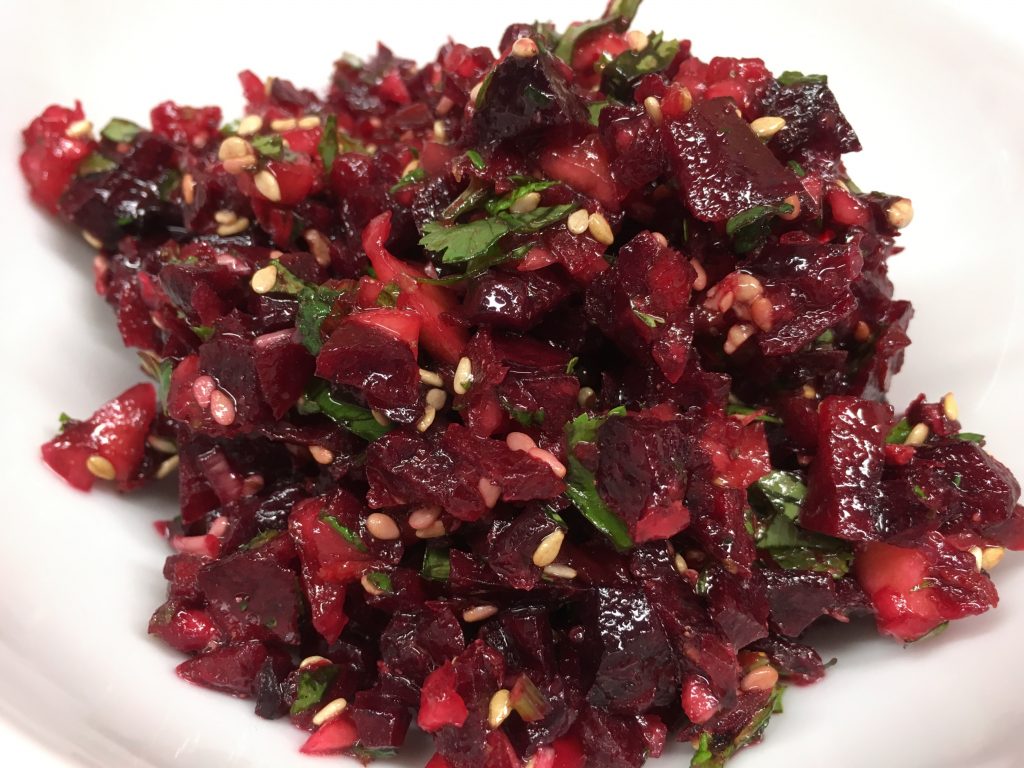 Rote Bete Mango Salat mit Sesam, Minze und Koriander