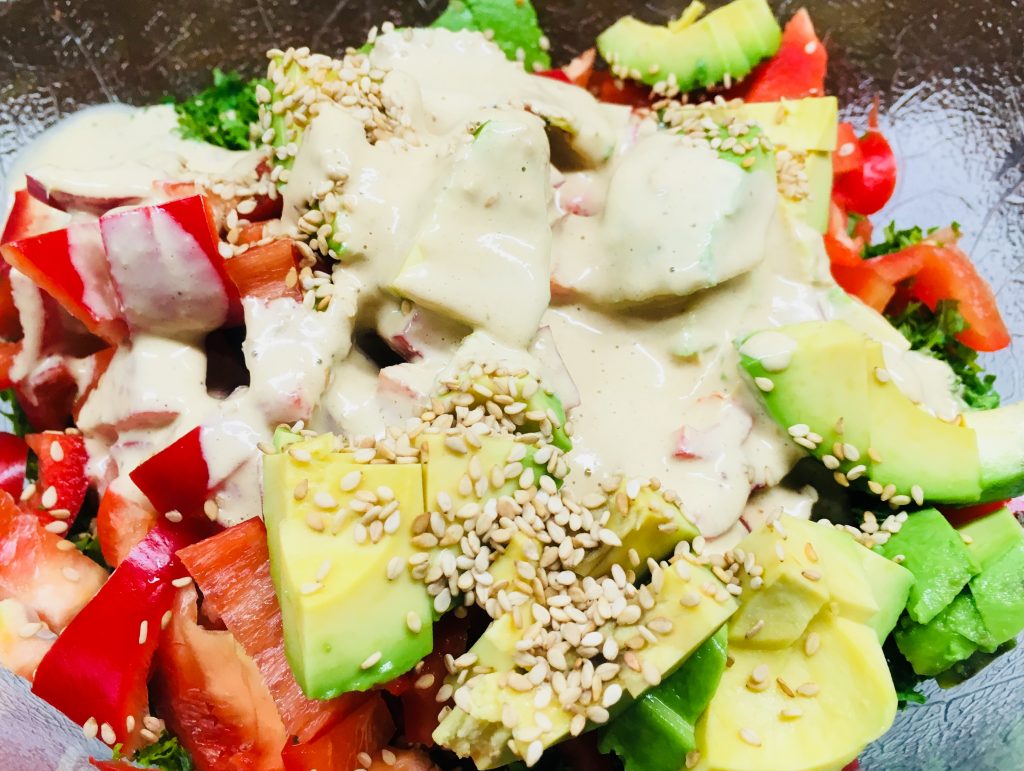 Grünkohl Salat mit Paprika, Avocado, Sesam und Tamari Ingwer Tahini Dressing