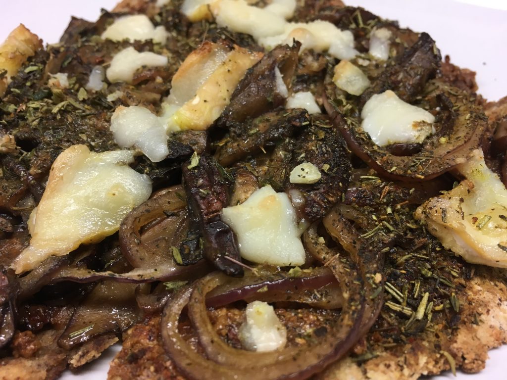 Pizza Fladen mit Tomatenpesto und marinierten Champignon