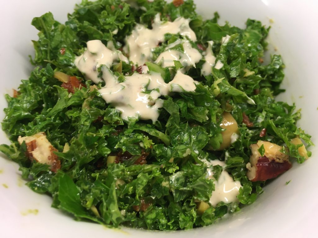 Mediterraner Grünkohl Salat mit Tomaten, Oliven, Kapern und Zitronen Tahini Dressing