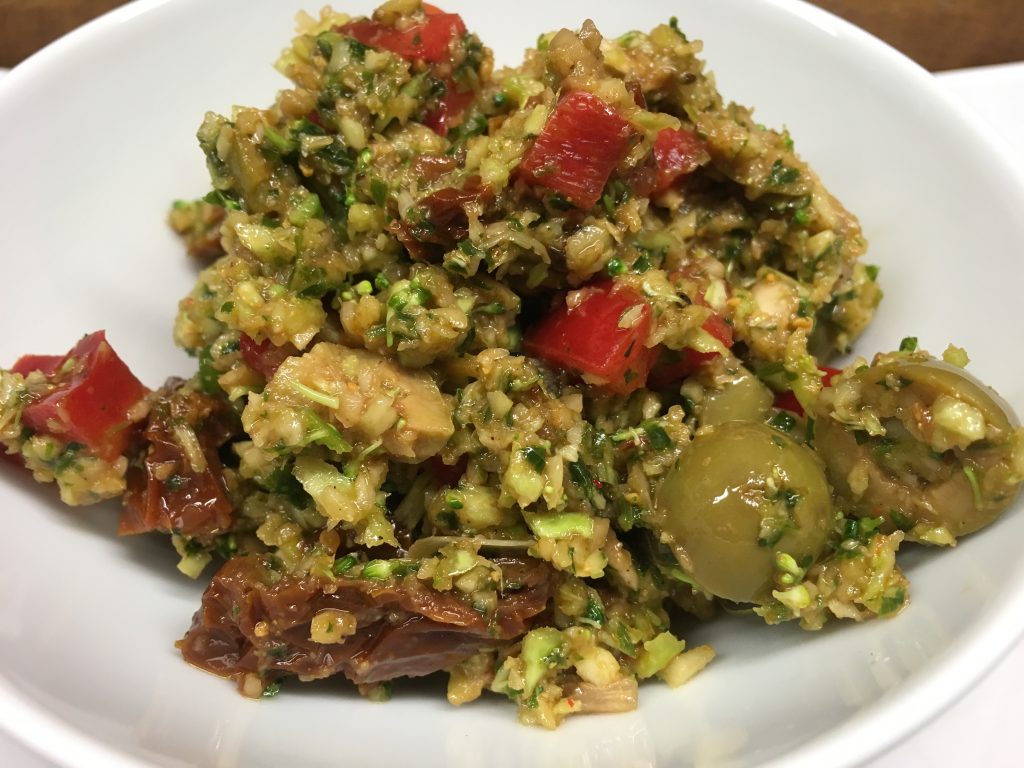 Mediterraner Brokkoli Salat mit Tomaten, Oliven und Kapern