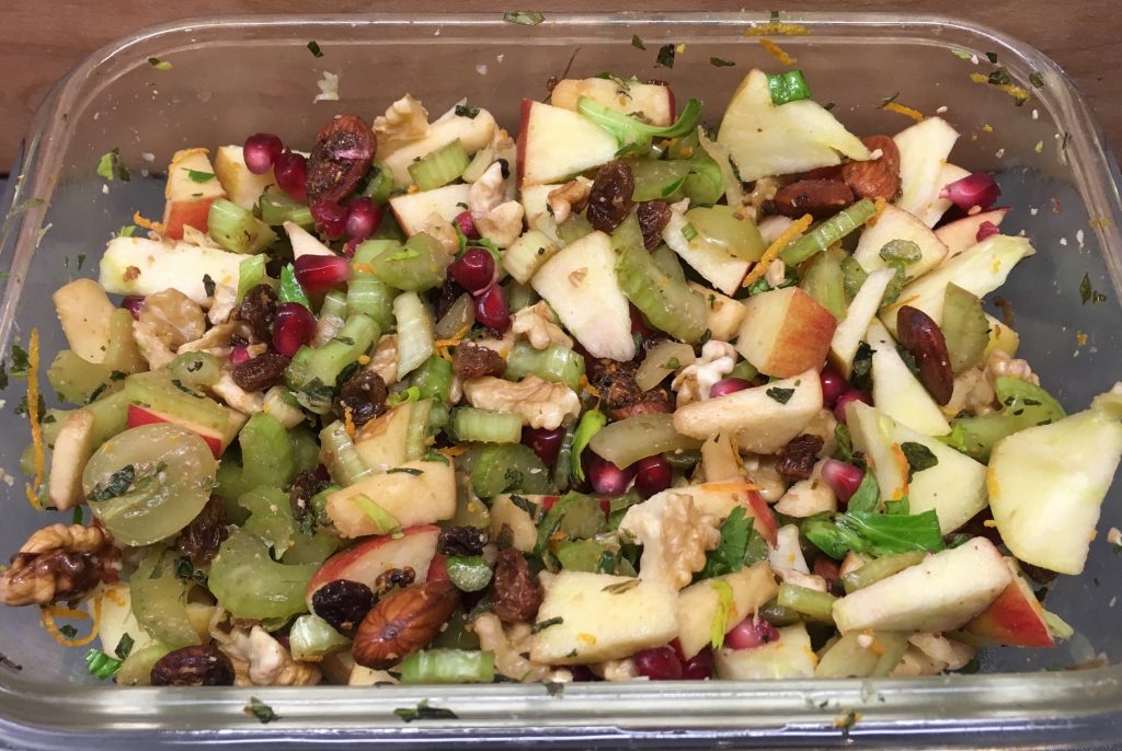 Sellerie Salat mit Apfel, Rosinen, Mandeln und Granatapfelkernen