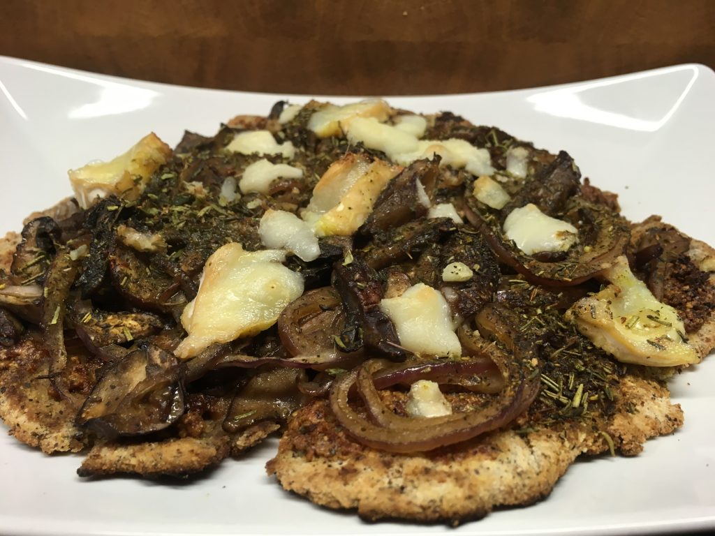 Pizza Fladen mit Tomatenpesto und marinierten Champignon