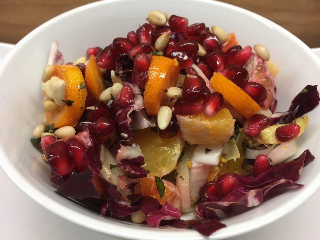 Radicchio Chicorée Salat mit Kumquat, Blutorangen, Granatapfelkernen und Pinienkernen