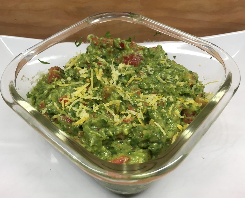 Klassischer Guacamole Dip mit Avocado und Tomaten