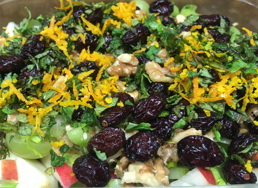 Waldorf Salat mit Sellerie, Apfel, Trauben und Walnüssen