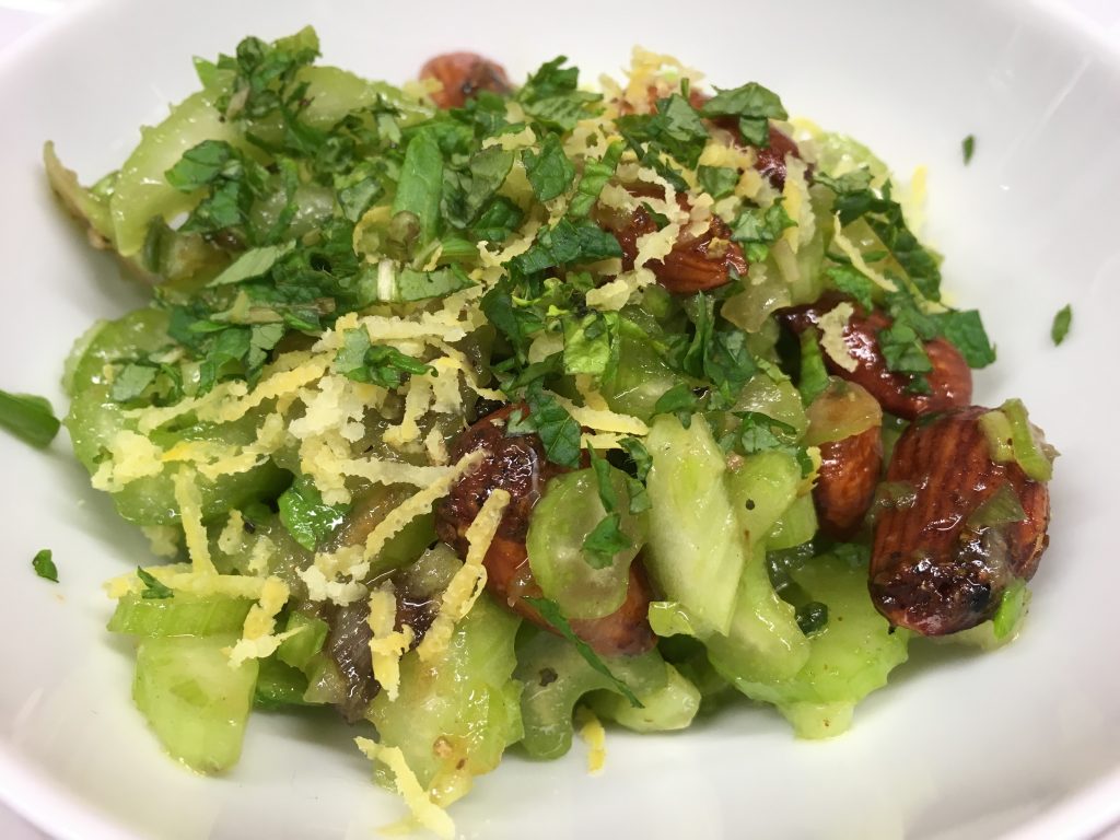 Sellerie Salat mit Datteln und Mandeln