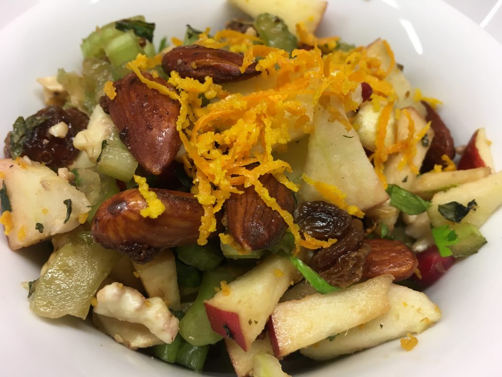 Sellerie Salat mit Apfel, Rosinen, Mandeln und Granatapfelkernen