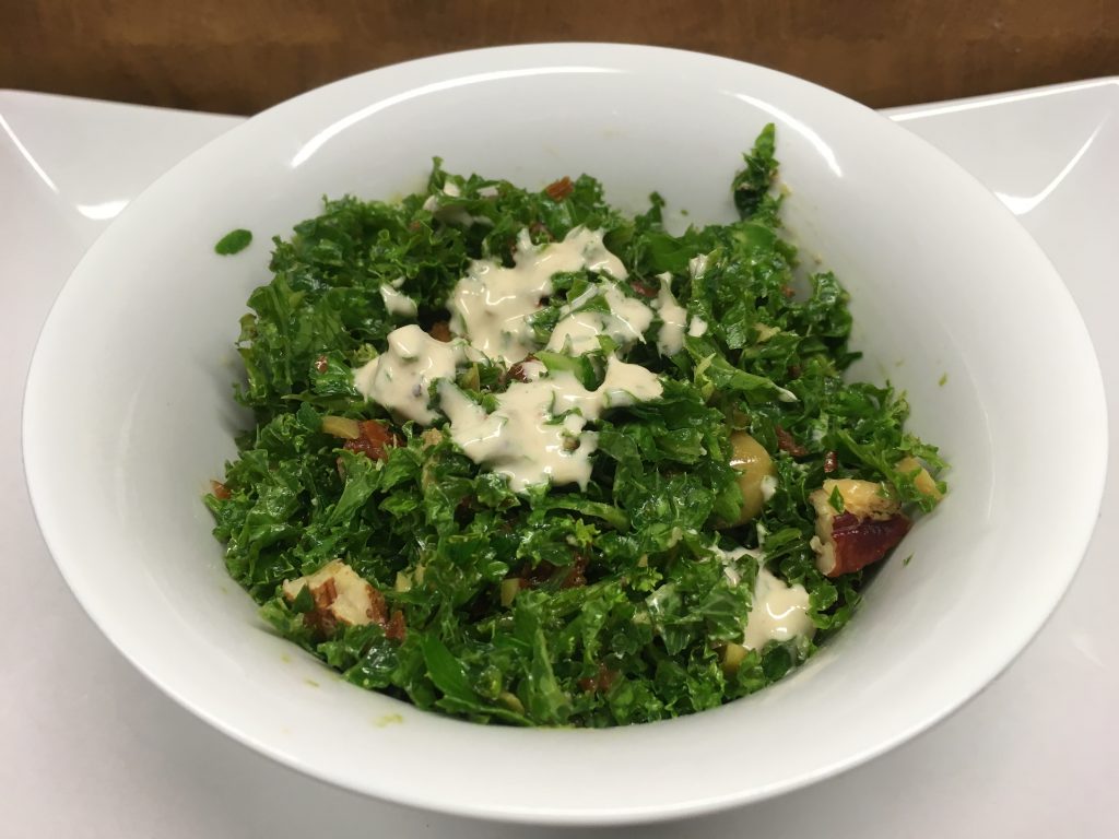 Mediterraner Grünkohl Salat mit Tomaten, Oliven, Kapern und Zitronen Tahini Dressing