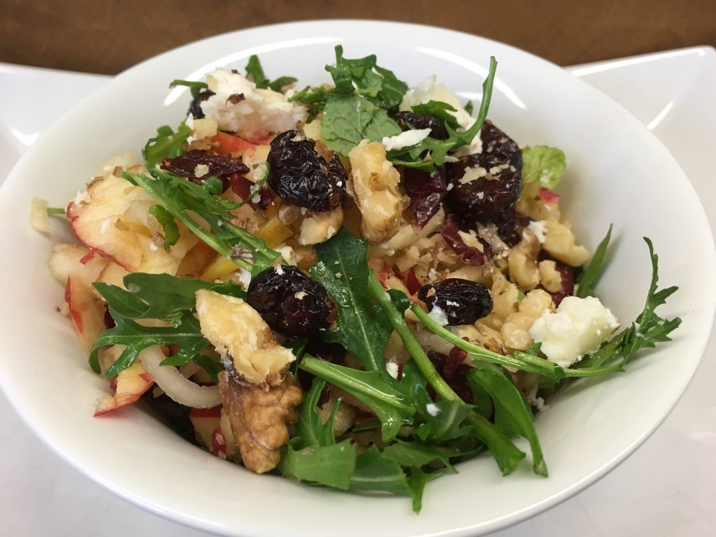 Kohlrabi Apfel Salat mit Walnüssen, Cranberries und Ziegenkäse