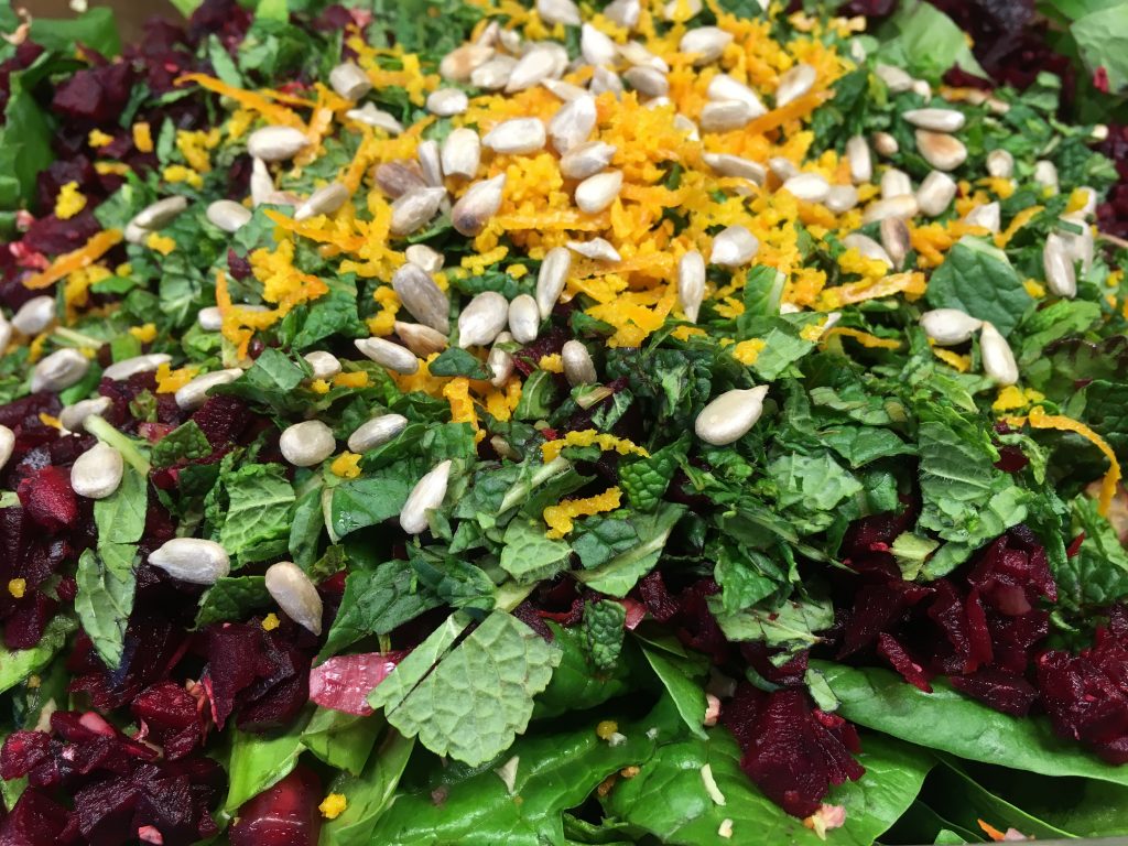 Spinat Salat mit Rote Bete, Avocado, Granatapfelkernen und Sonnenblumenkernen
