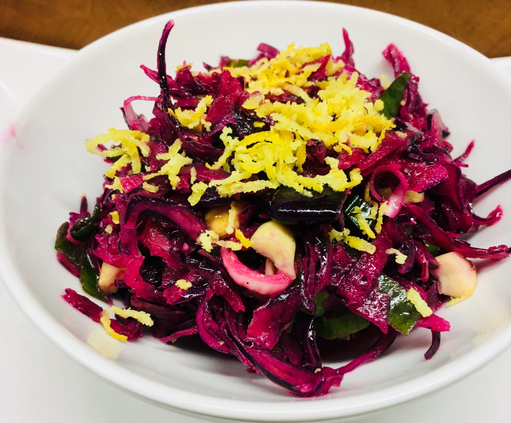 Rotkohl mit Erdnüssen und Sesam Limetten Dressing