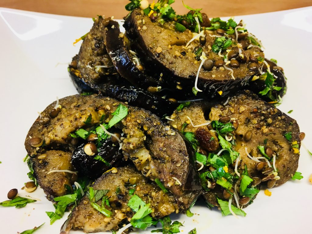 Gegrillte Auberginen mit Beluga Linsen, Pinienkernen und Za'atar