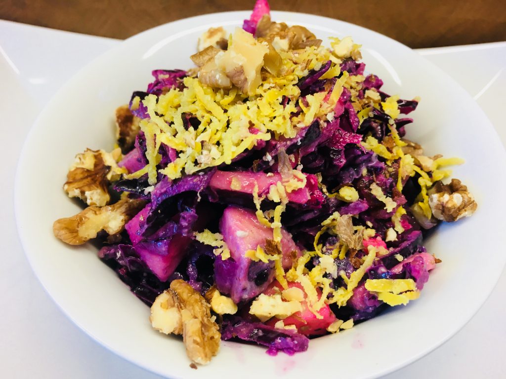 Rotkohl Salat mit Äpfeln und Walnüssen mit Rosinen Hanf Tahini Dressing