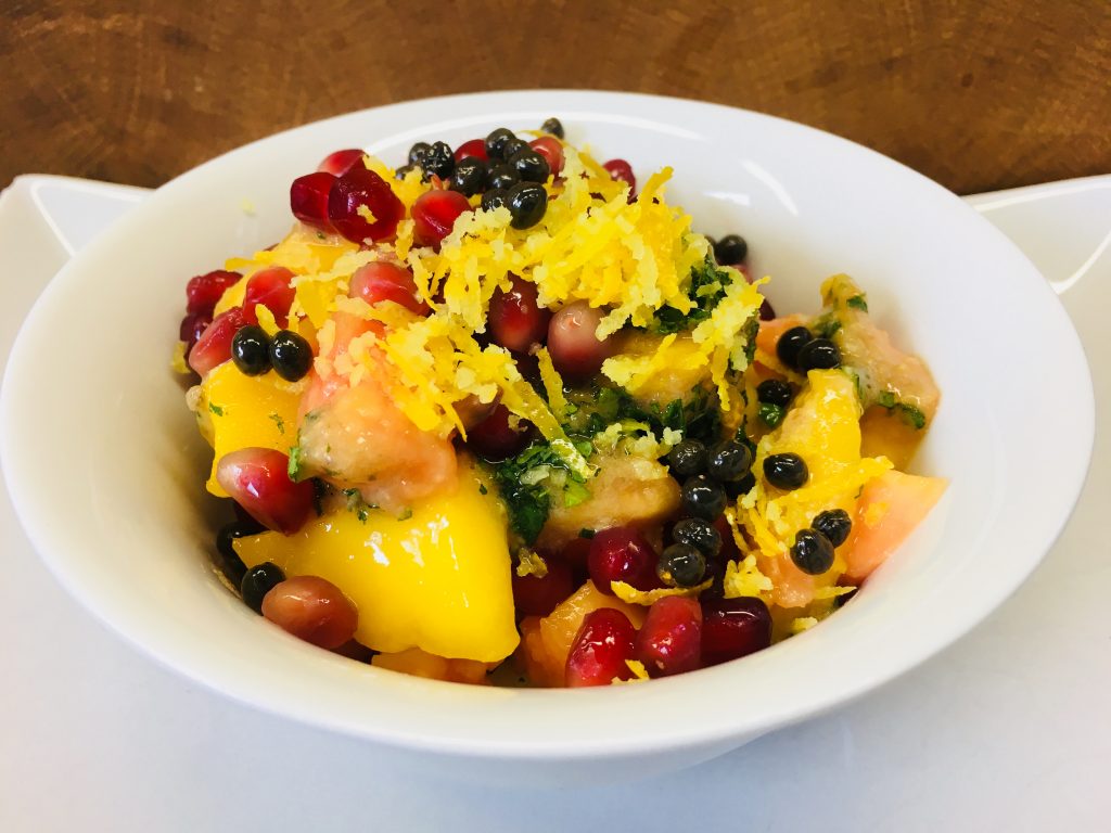 Papaya Mango Ananas Salat mit Bananen-Ingwer-Creme