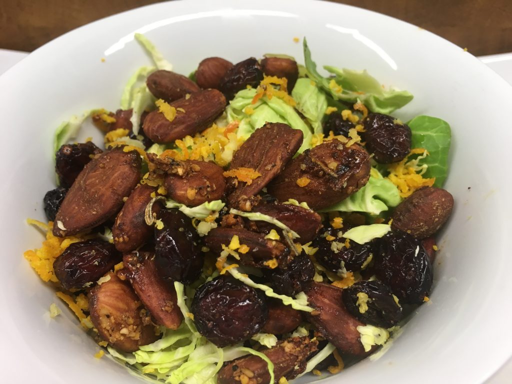 Rosenkohl Salat mit Cranberries und Mandeln