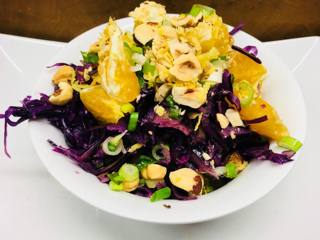 Rotkohl Salat mit Karotten und Orangen und Rosinen Hanf Tahini Dressing
