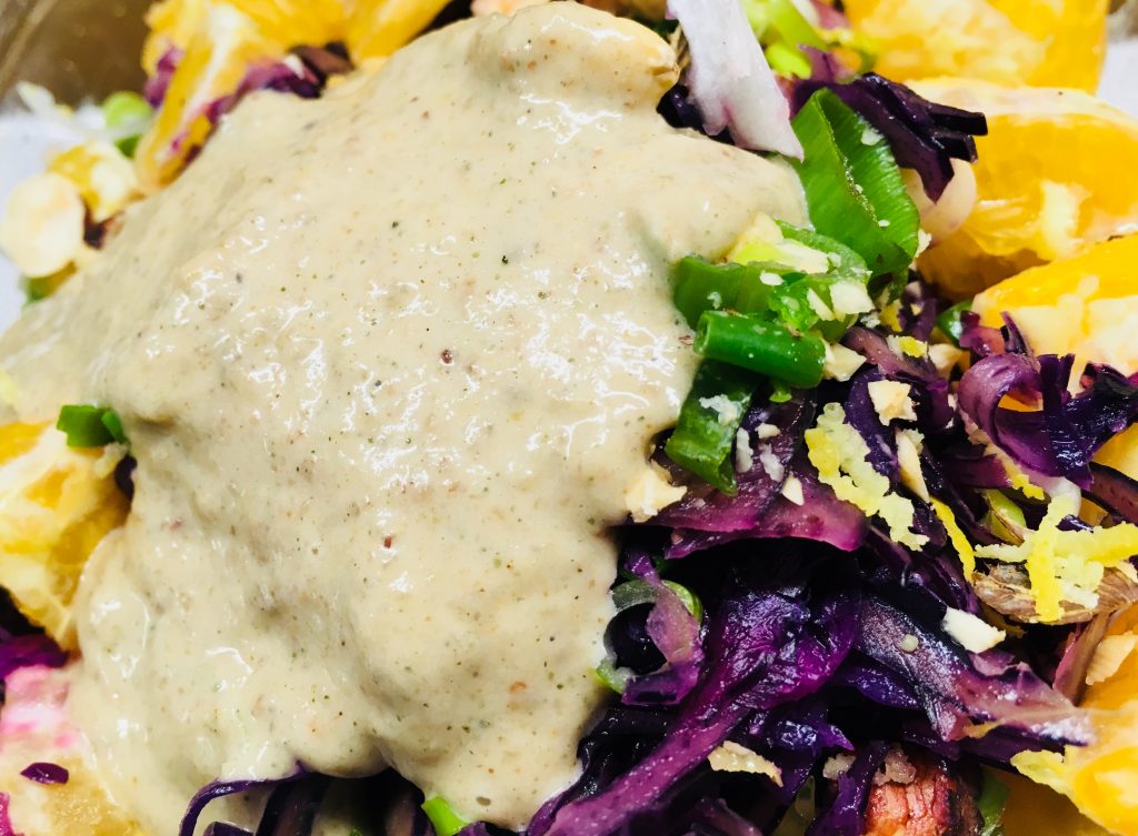 Rotkohl Salat mit Karotten und Orangen und Rosinen Hanf Tahini Dressing