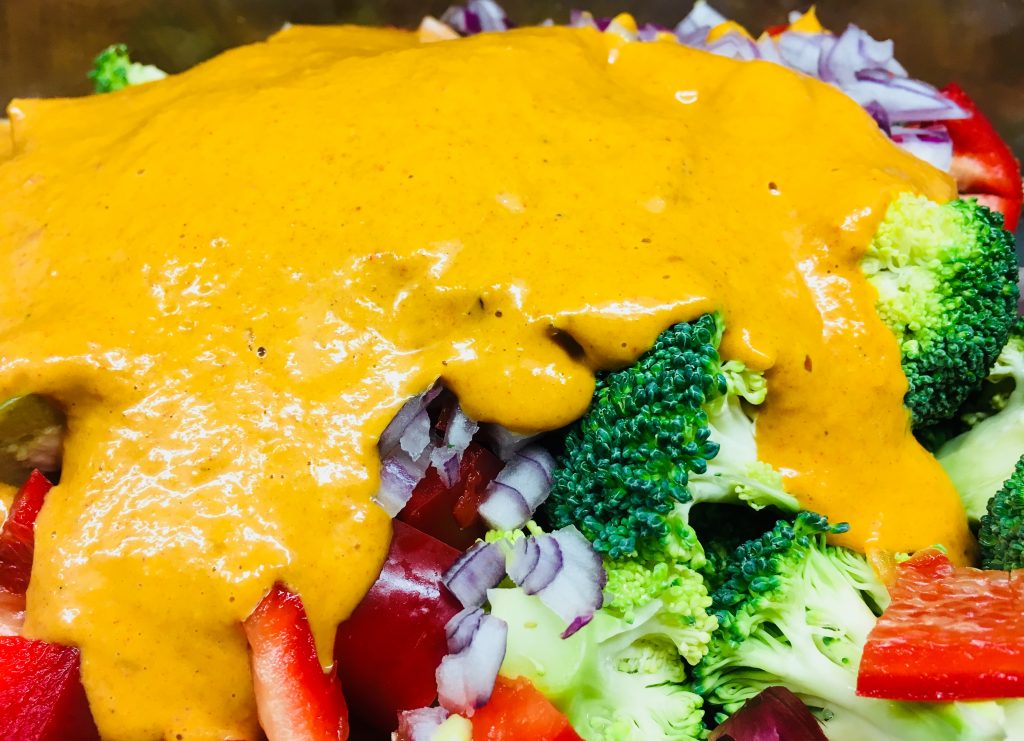 Brokkoli Mais Salat mit Paprika und Erdnuss Curry Dressing 