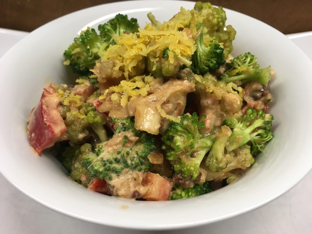 Brokkoli Blumenkohl Salat mit Paprika, Rosinen und Erdnuss Chili Dressing