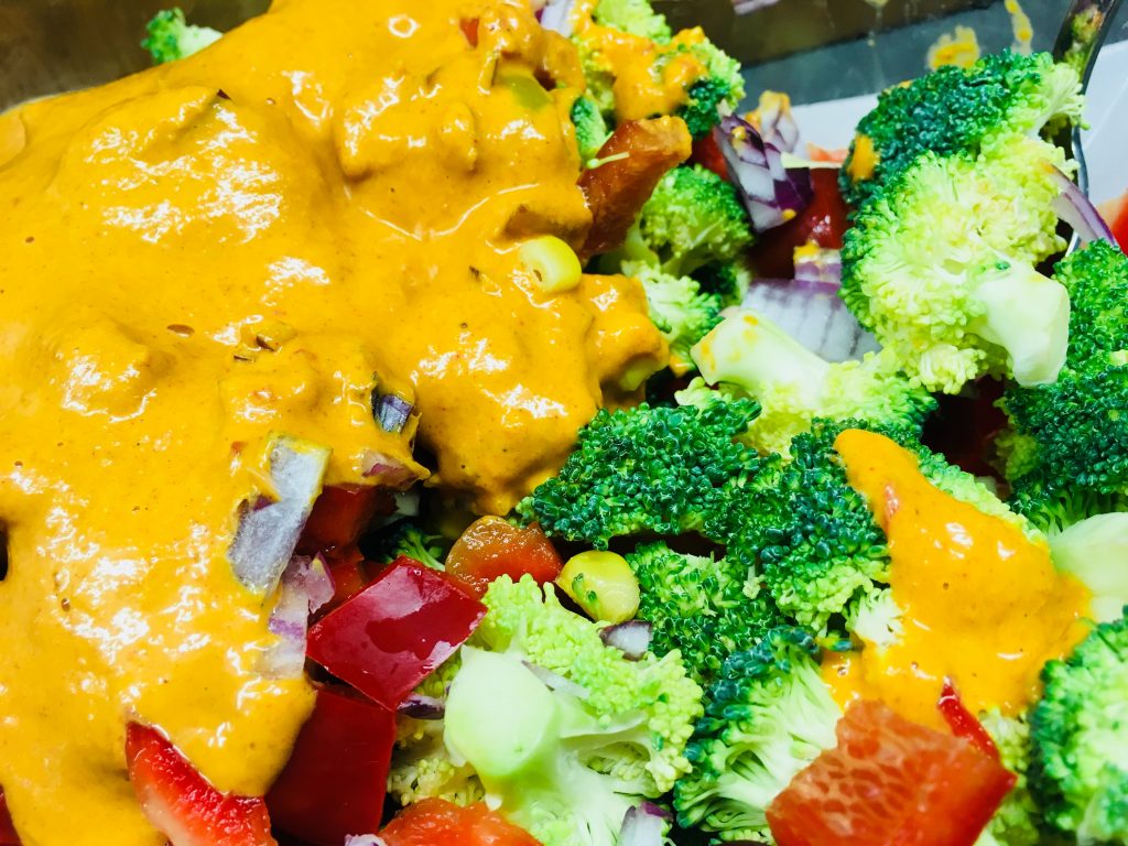 Brokkoli Mais Salat mit Paprika und Erdnuss Curry Dressing 