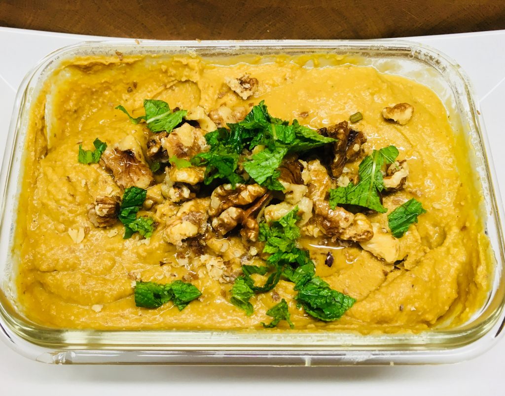 Kürbis Hummus mit Feigen und Walnüssen