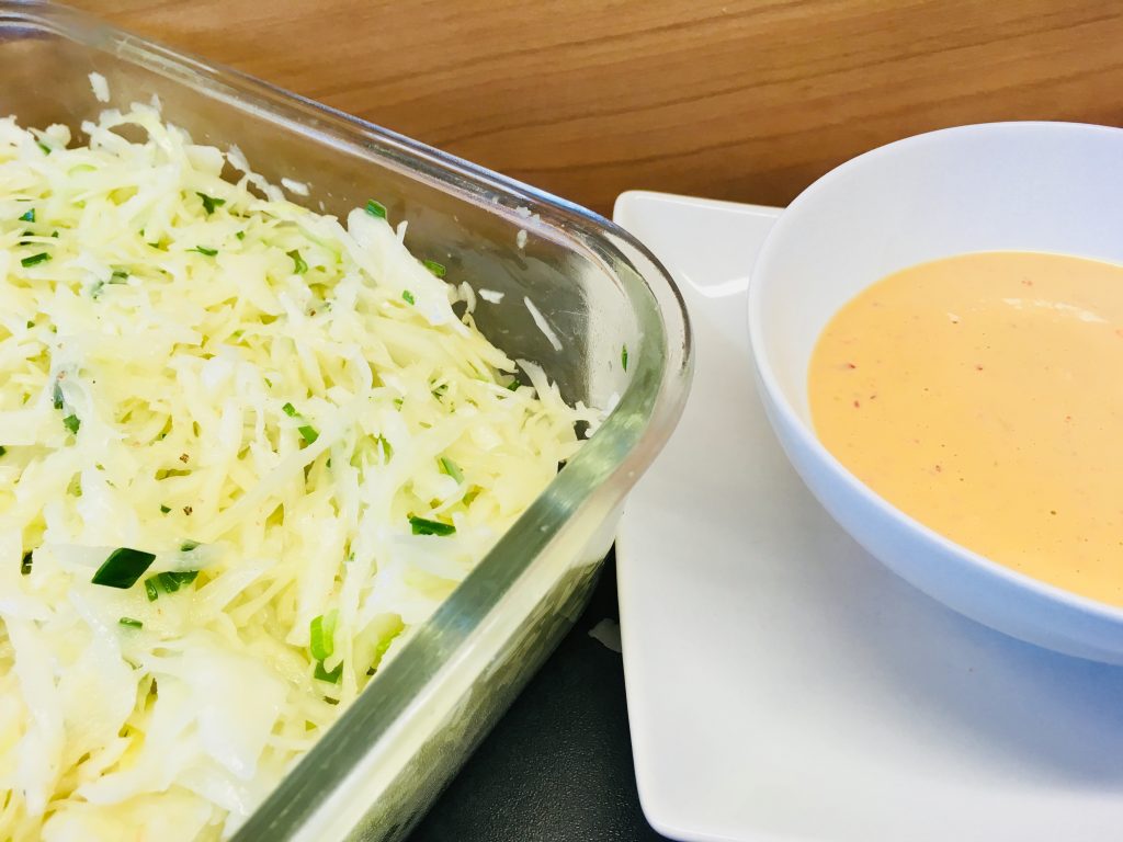 Weißkohl Salat mit Erdnüssen und Erdnuss Ingwer Chili Dressing