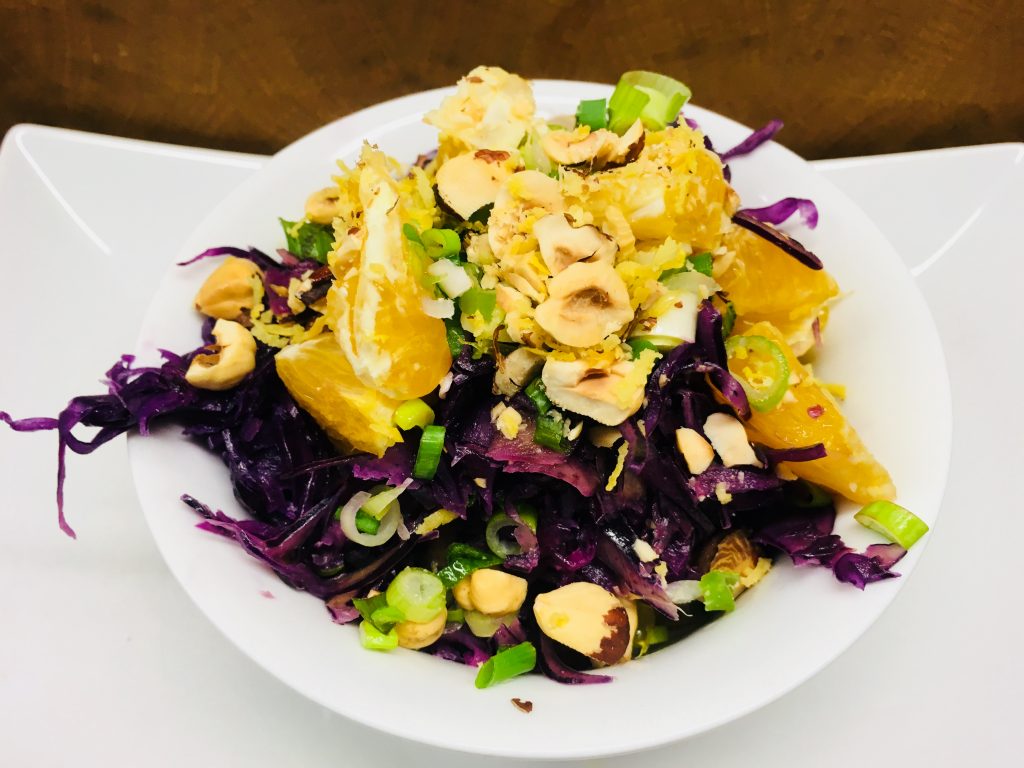 Rotkohl Salat mit Karotten und Orangen und Rosinen Hanf Tahini Dressing