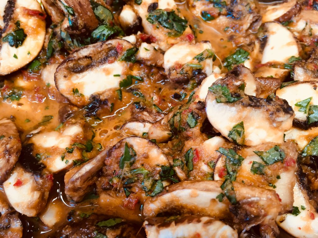 Marinierte Champignons in BBQ Sauce mit Koriander