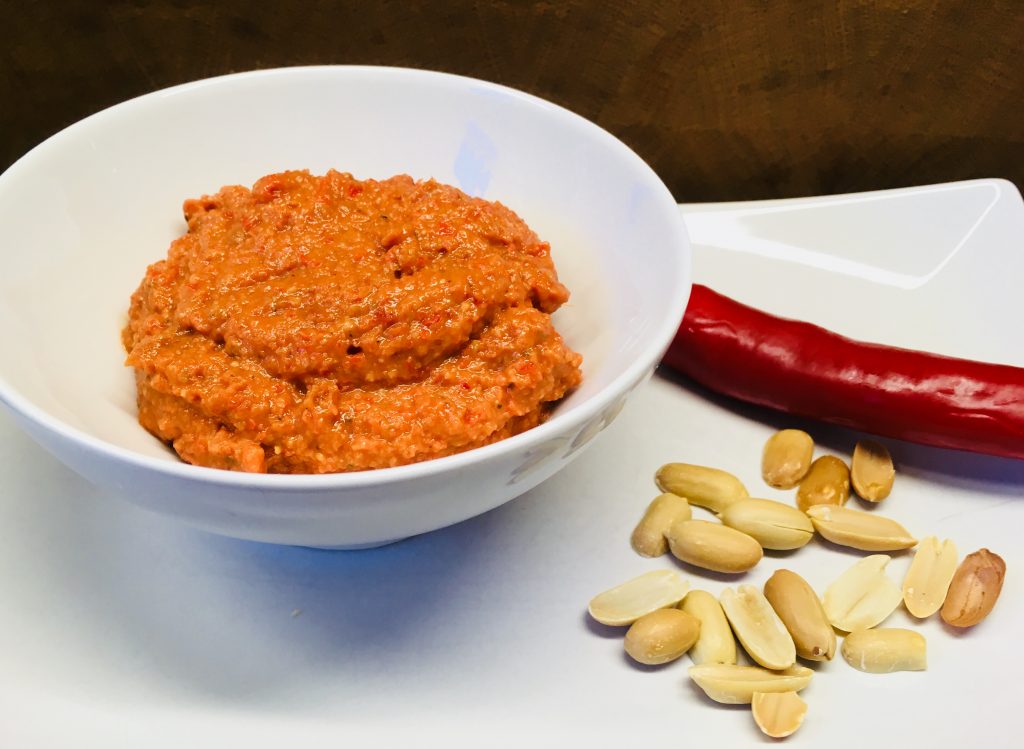 Tomaten Paprika Erdnuss Dip mit Datteln und Orange