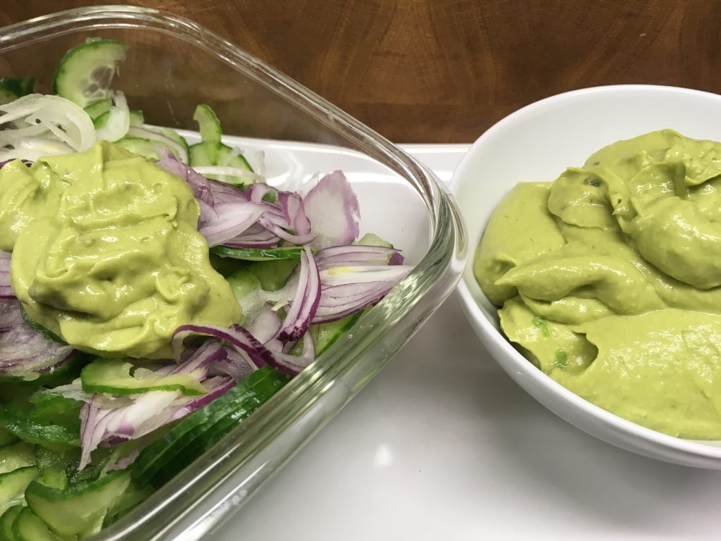 Gurkensalat mit Avocado Sesam Mayonnaise