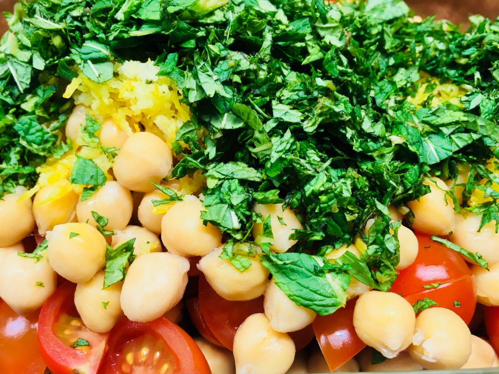Kichererbsen Salat mit Tomaten und Minze