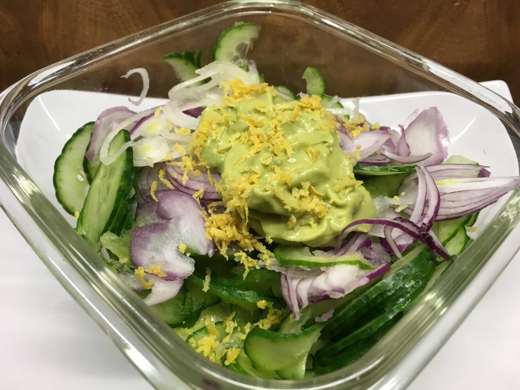 Gurkensalat mit Avocado Sesam Mayonnaise