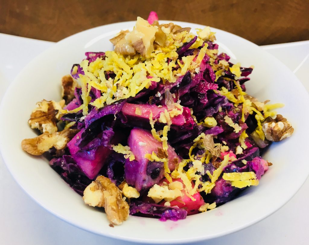 Rotkohl Salat mit Äpfeln und Walnüssen mit Rosinen Hanf Tahini Dressing