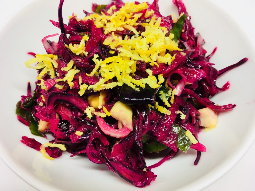 Rotkohl mit Erdnüssen und Sesam Limetten Dressing