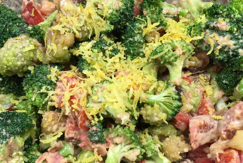 Brokkoli Blumenkohl Salat mit Paprika, Rosinen und Erdnuss Chili Dressing