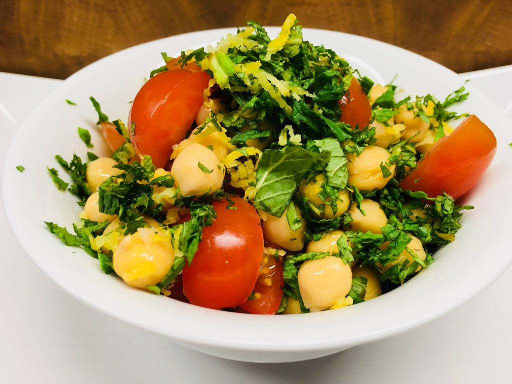 Kichererbsen Salat mit Tomaten und Minze