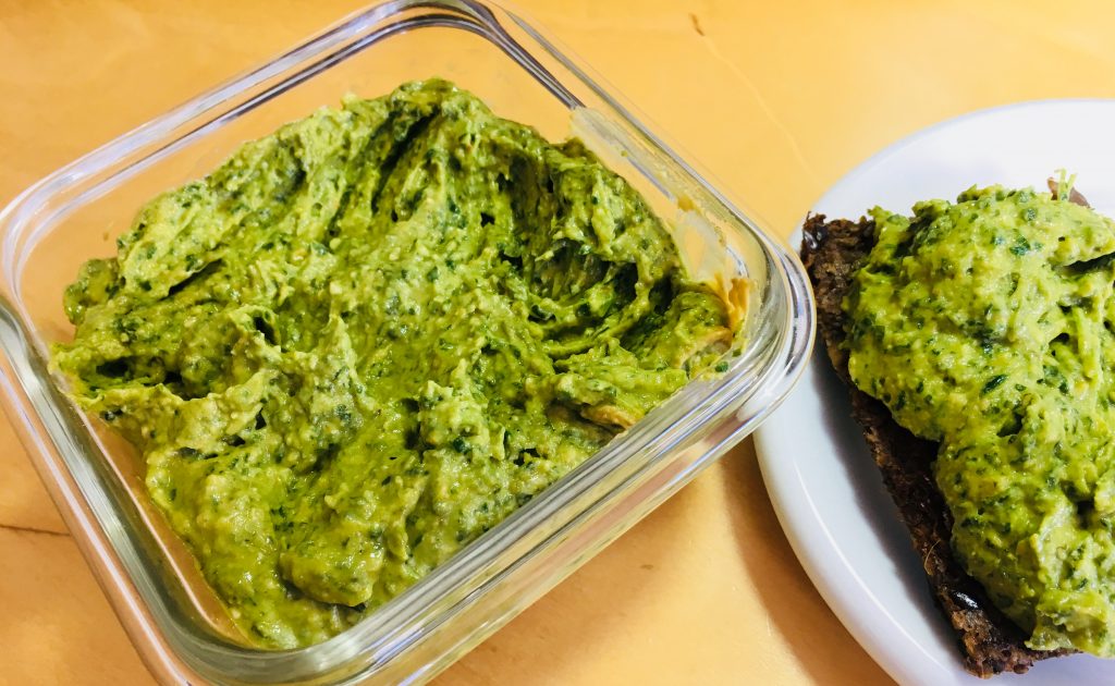 Avocado Dip mit Spinat und Curry