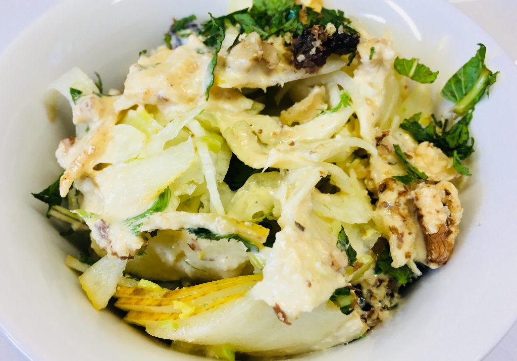 Fenchel Salat mit Birne, Datteln, Walnüssen, Minze und Cashew Orangen Dressing
