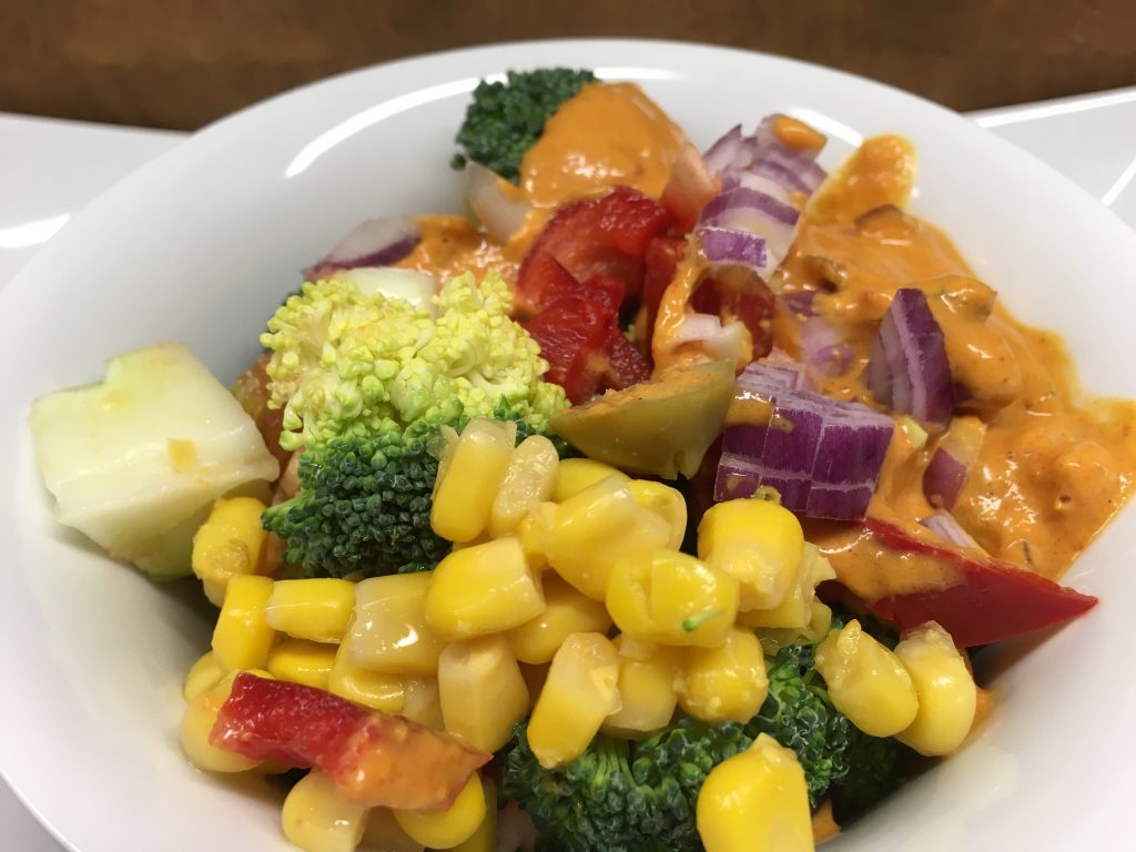 Brokkoli Mais Salat mit Paprika und Erdnuss Curry Dressing 