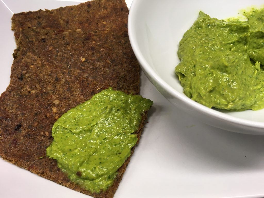 Avocado Erdnuss Dip mit Spinat und Curry auf Pastinaken Erdnuss Fladenbrot