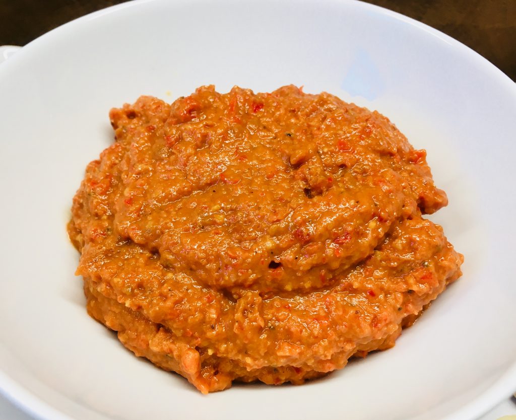 Tomaten Paprika Erdnuss Dip mit Datteln und Orange