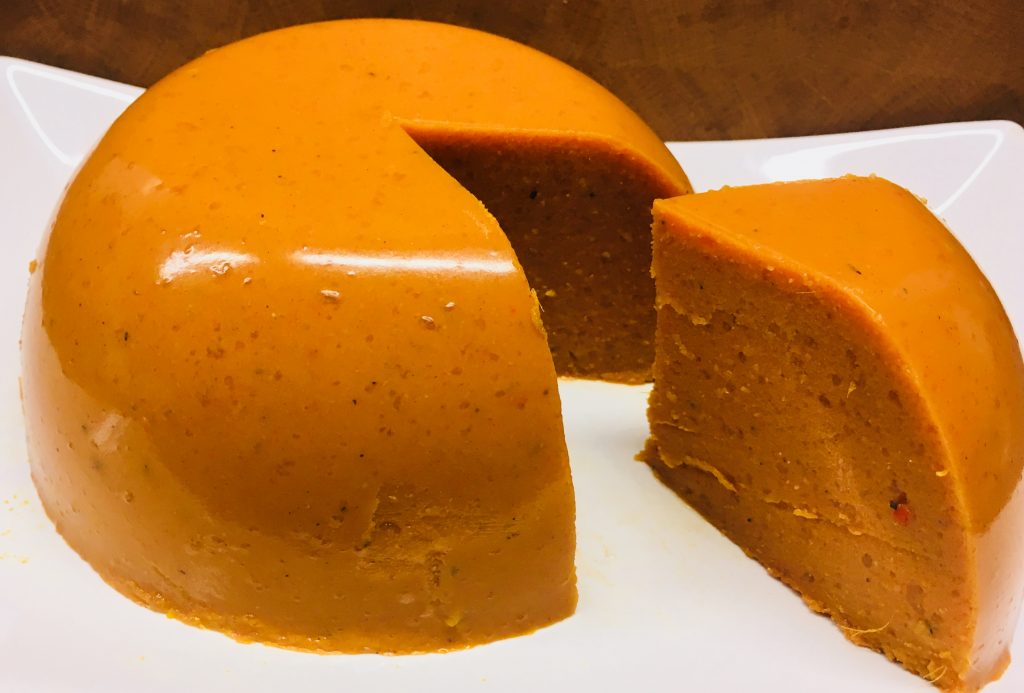 Veganer Cheddar Cheese Käse aus Süßkartoffel, Paprika und Haferflocken