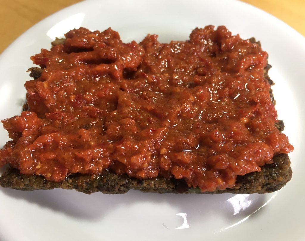 Paprika Brotaufstrich mit Chili und Datteln