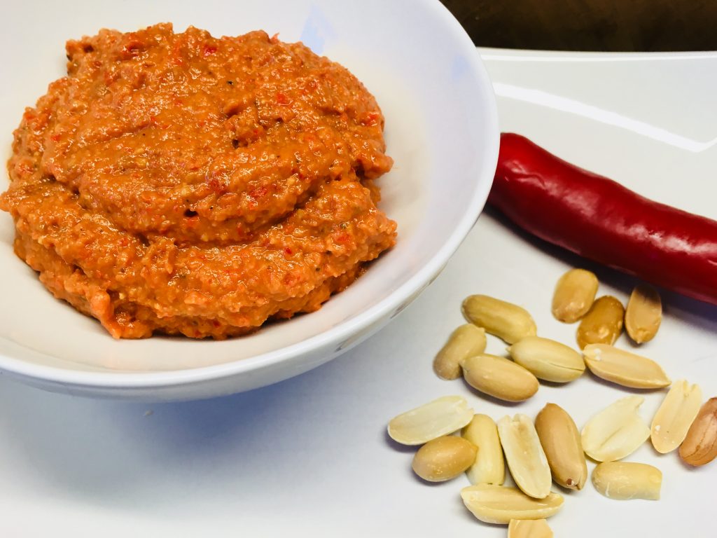 Tomaten Paprika Erdnuss Dip mit Datteln und Orange