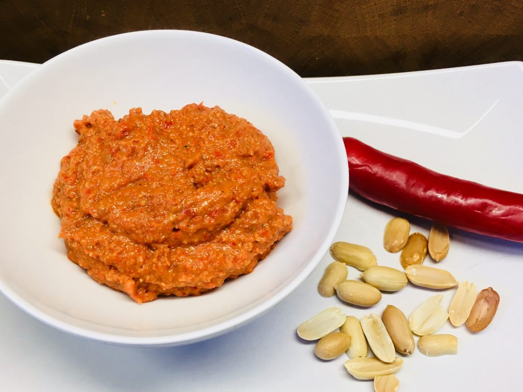 Tomaten Paprika Erdnuss Dip mit Datteln und Orange