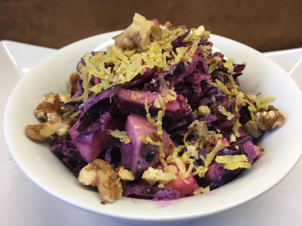 Rotkohl Salat mit Äpfeln und Walnüssen mit Rosinen Hanf Tahini Dressing