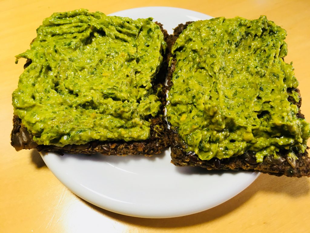 Avocado Dip mit Spinat und Curry