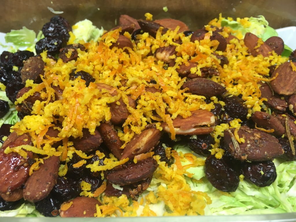 Rosenkohl Salat mit Cranberries und Mandeln